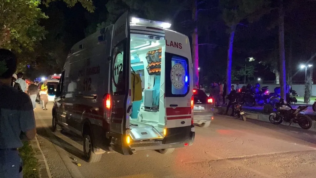 Motosiklet refüje çarptı: 2 ölü